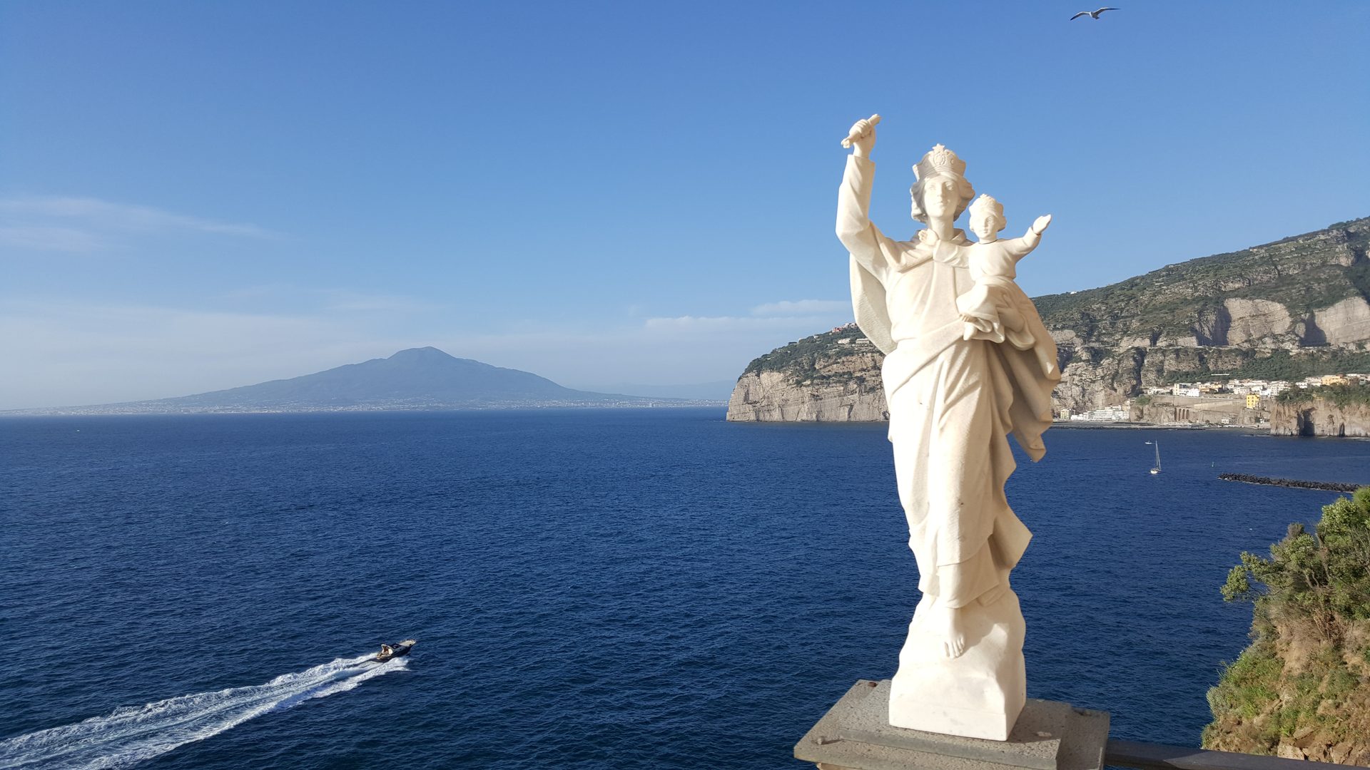 Il Vesuvio e la costa sorrentina visti dalla proprietà, con statua in primo piano